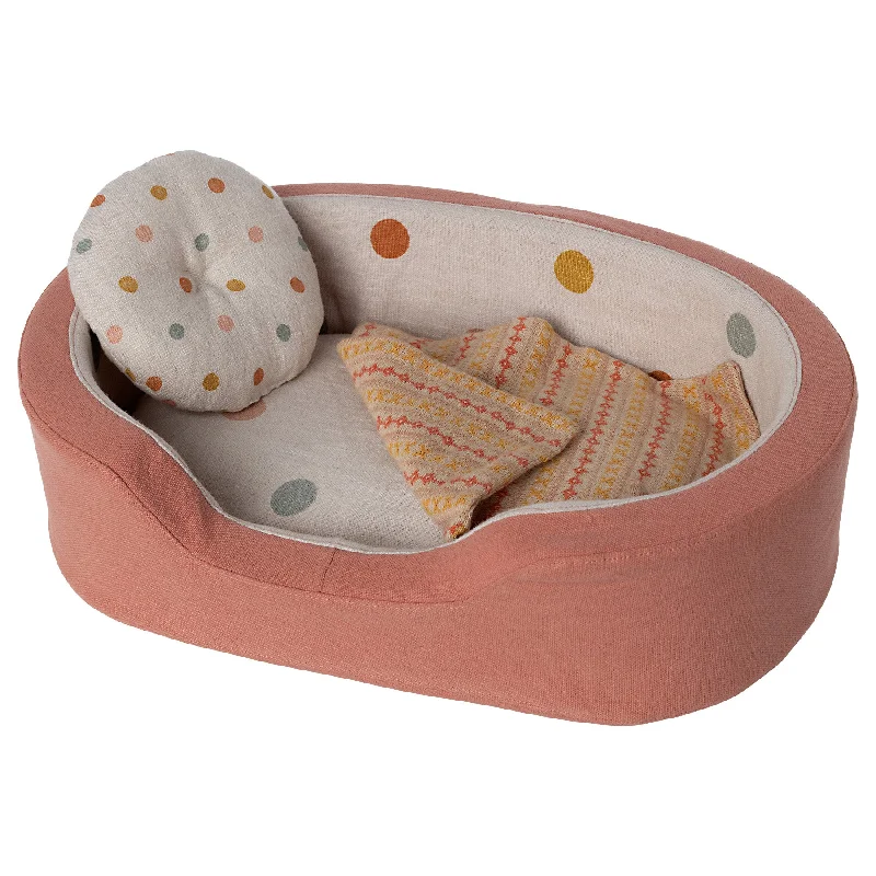 Soft and cuddly stuffed animalsMaileg Cosy basket, Medium - Coral